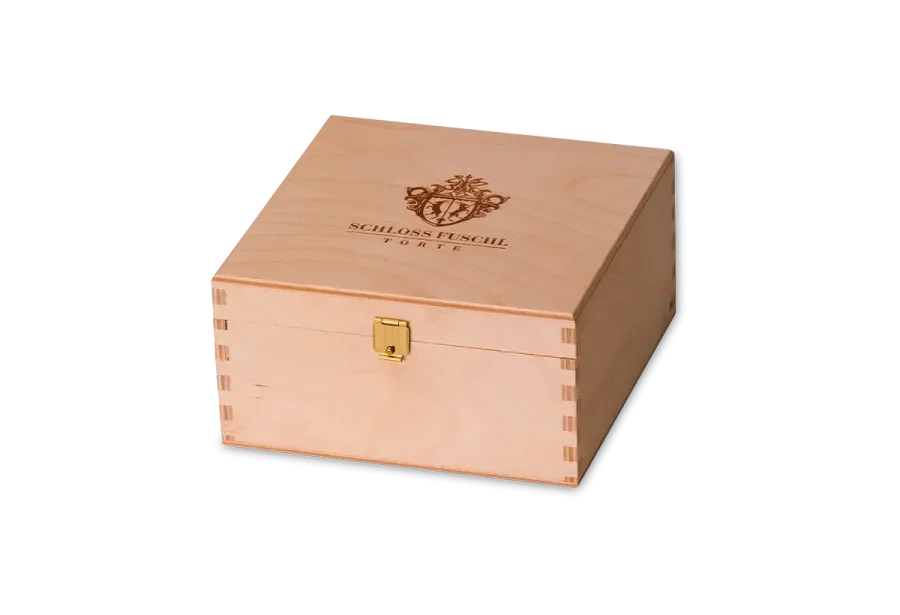 Cake box made of birch plywood, with hinged lid and fire print