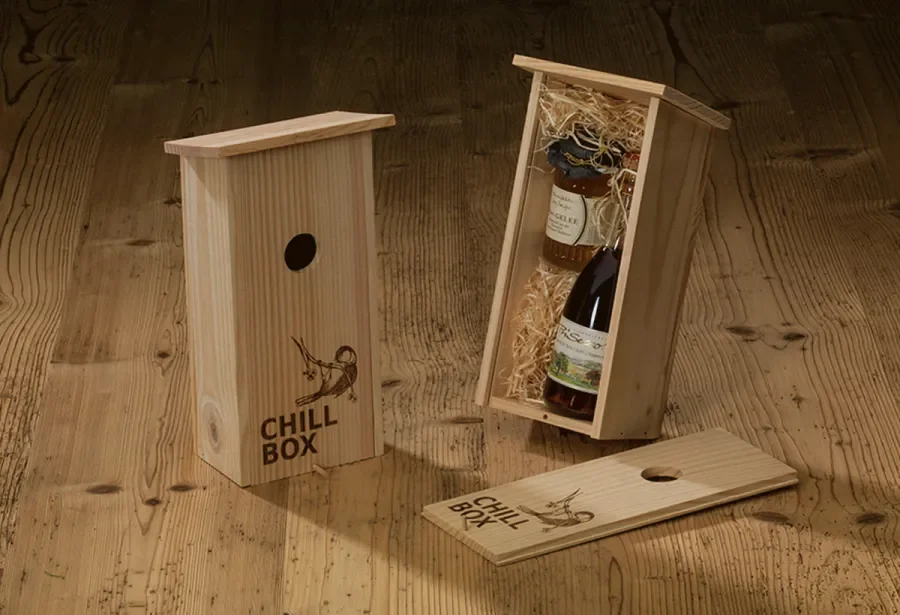 Wine box in birdhouse shape made of pine wood