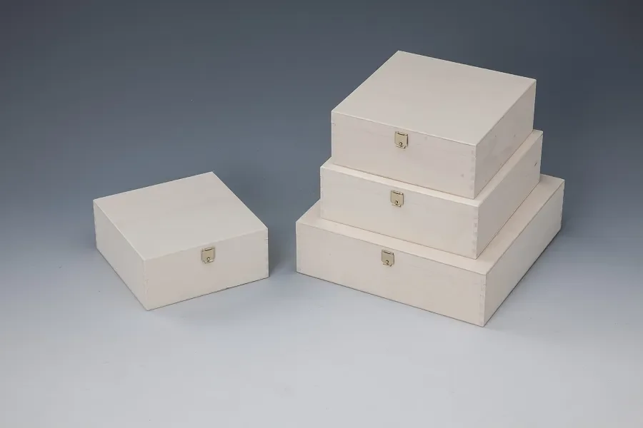 Cake box "Standard" with hinged lid made of poplar wood