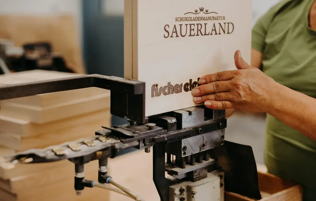 Holzwaren werden mit einer Maschine bearbeitet