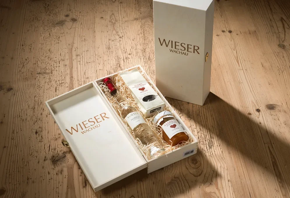 Schöne Geschenkbox aus hellem Holz für Wein und Schnaps mit Klappdeckel.