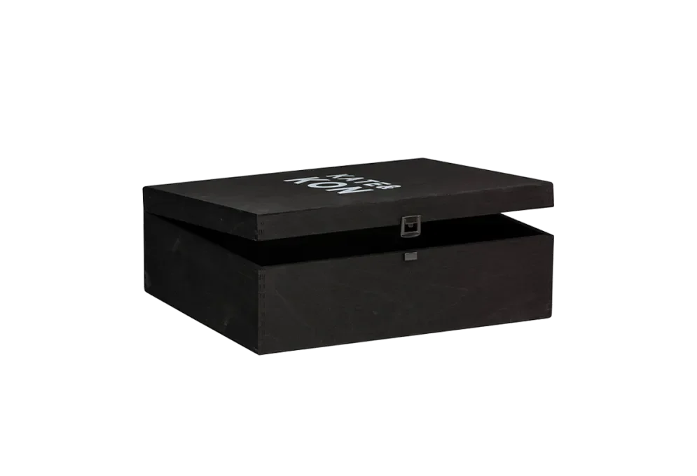 schwarze Kiste mit Siebdruck und Metallverschluss