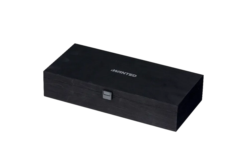 schwarze Kiste mit brüniertem Verschluss