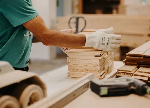 Holzbretter stapeln in der Holzmanufaktur von Scheffauer-Holzwaren