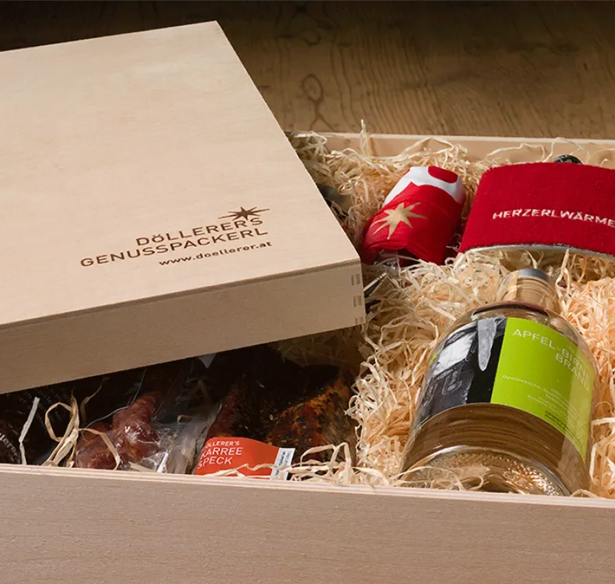 Große Geschenkbox mit Holzwolle