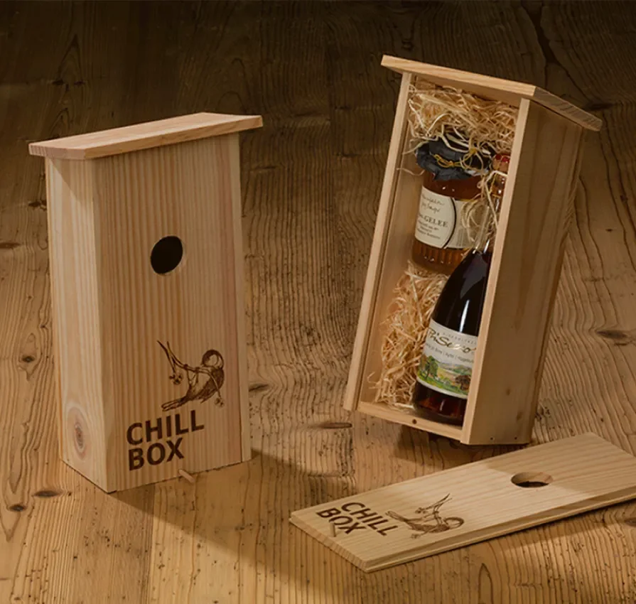 Wine box in birdhouse shape made of pine wood