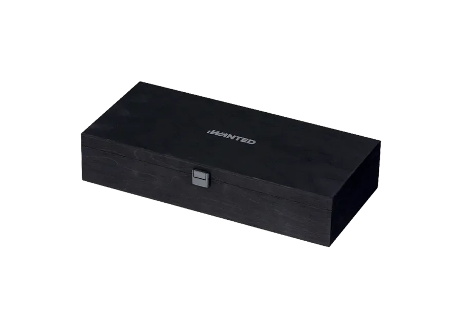 schwarze Kiste mit brüniertem Verschluss