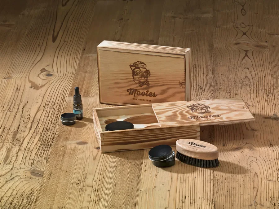 Eine rustikale Holzkiste wird auf einem Tisch präsentiert