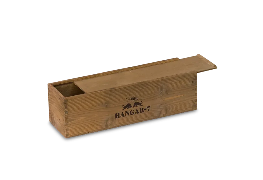 Holzkiste mit Schiebedeckel und der Aufschrift Hangar 7